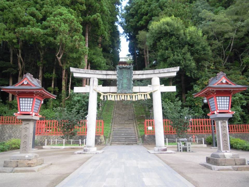 mido_u13's tweet photo. 振り返りお出掛け記録
宮城県 塩竈

塩竈神社
3つある参道のうち私が選んだのは表参道
202段ある階段を登って参拝してきました
階段の下に立って上を見上げた時の階段の長さよ笑
一度登り始めたら後には戻れない感じ
でもそうそう頻繁にこれる場所でもないしと思い登ってきました https://t.co/gacAr4F5x1