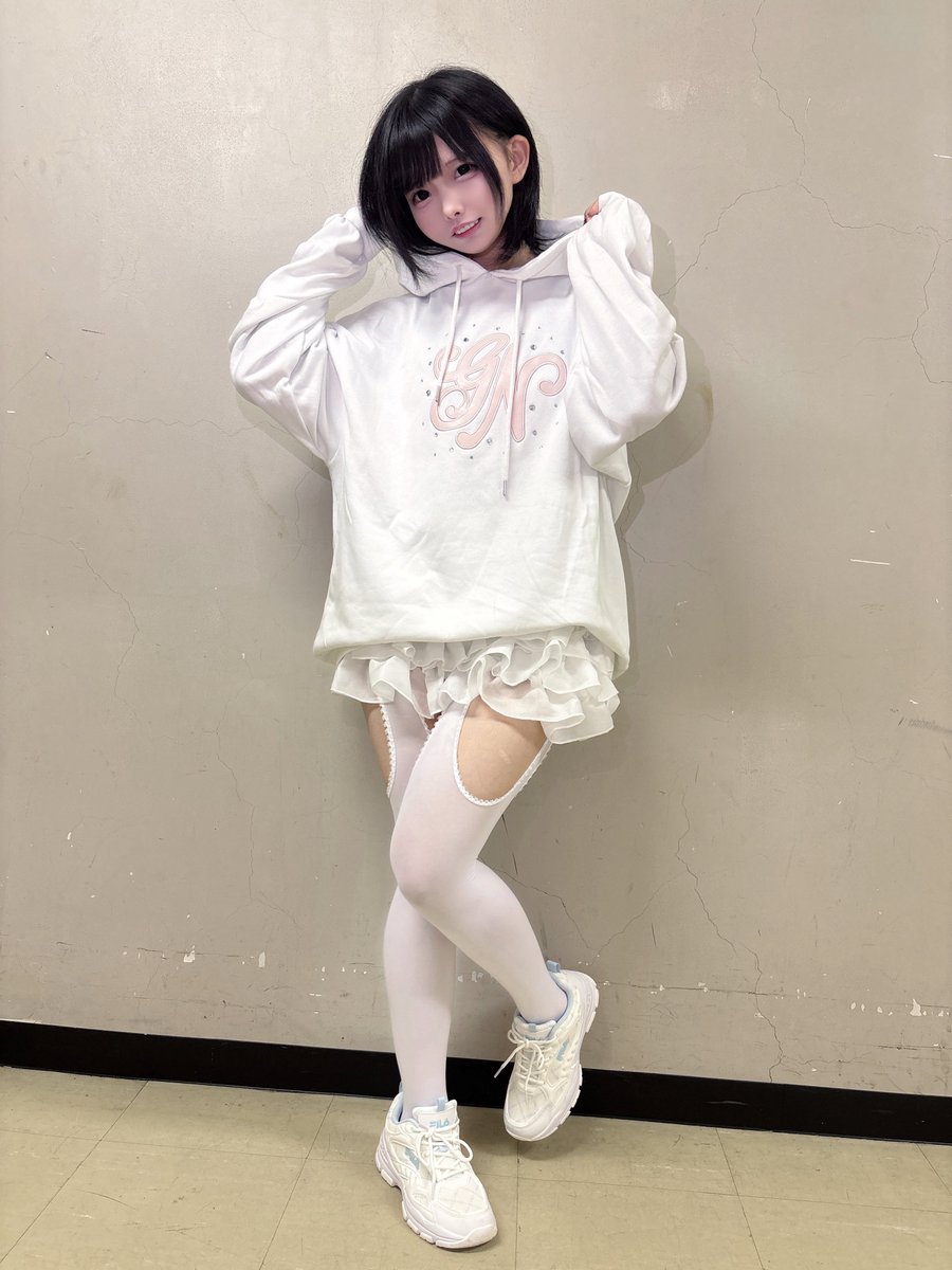Mio_monster's tweet photo. 白コーデだよー https://t.co/onFu7ae19Q