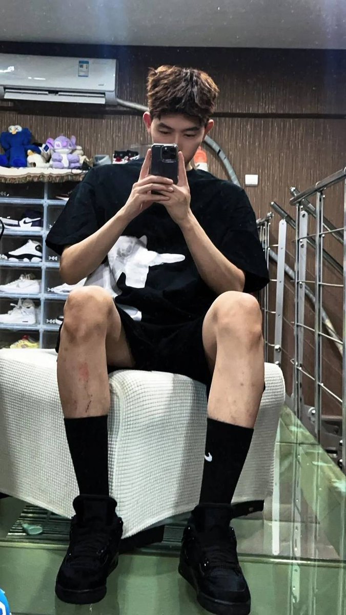 smart_xunjiang's tweet photo. 黑袜男神 #素  #一米八  #黑袜 #猛男 #帅哥 https://t.co/cWjYVg0T56