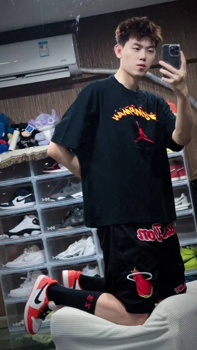 smart_xunjiang's tweet photo. 黑袜男神 #素  #一米八  #黑袜 #猛男 #帅哥 https://t.co/cWjYVg0T56