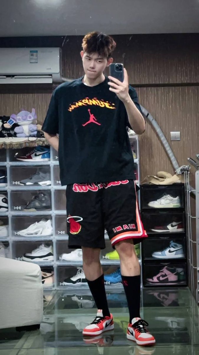 smart_xunjiang's tweet photo. 黑袜男神 #素  #一米八  #黑袜 #猛男 #帅哥 https://t.co/cWjYVg0T56