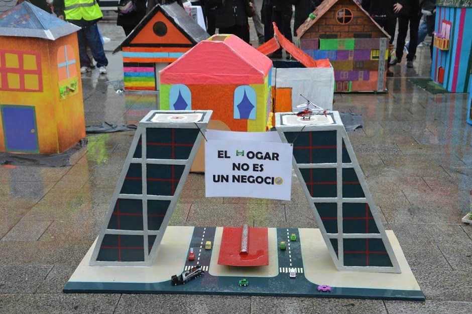 RedFACIAM's tweet photo. 🙌Desde la Red FACIAM queremos mostrar nuestro apoyo y solidaridad con las personas y colectivos acampados en la Puerta del Sol de Madrid, así como con todas las personas que se han visto llamadas a la protesta pública por la situación de la #vivienda 
➡️https://t.co/z87q6wm02f https://t.co/WBi9DWxMfv