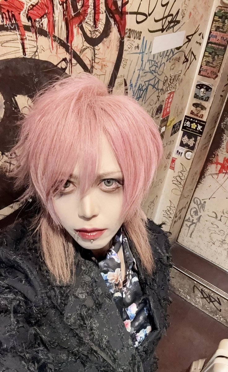 jin_0722_ofc's tweet photo. 久しぶりのRED CARPET来てくれたみんな本当にありがとう。
珍しく機材トラブルなんかもあったけどすごく熱いライブができました。
潤-URU-〜くんとも話せてよかった！
次のRED CARPETは10/22新宿！
楽しかったよ。 https://t.co/PdTCW96Pb7