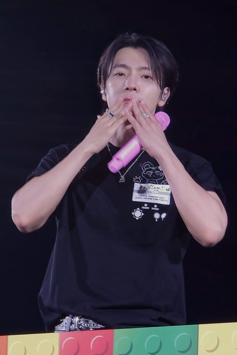 XiandaHae's tweet photo. 잘생김 미쳤다 🫠🫠

260927 #ArcaDE Japan Fan Party
#동해 #Donghae @donghae861015 https://t.co/SpjD2YPHiJ