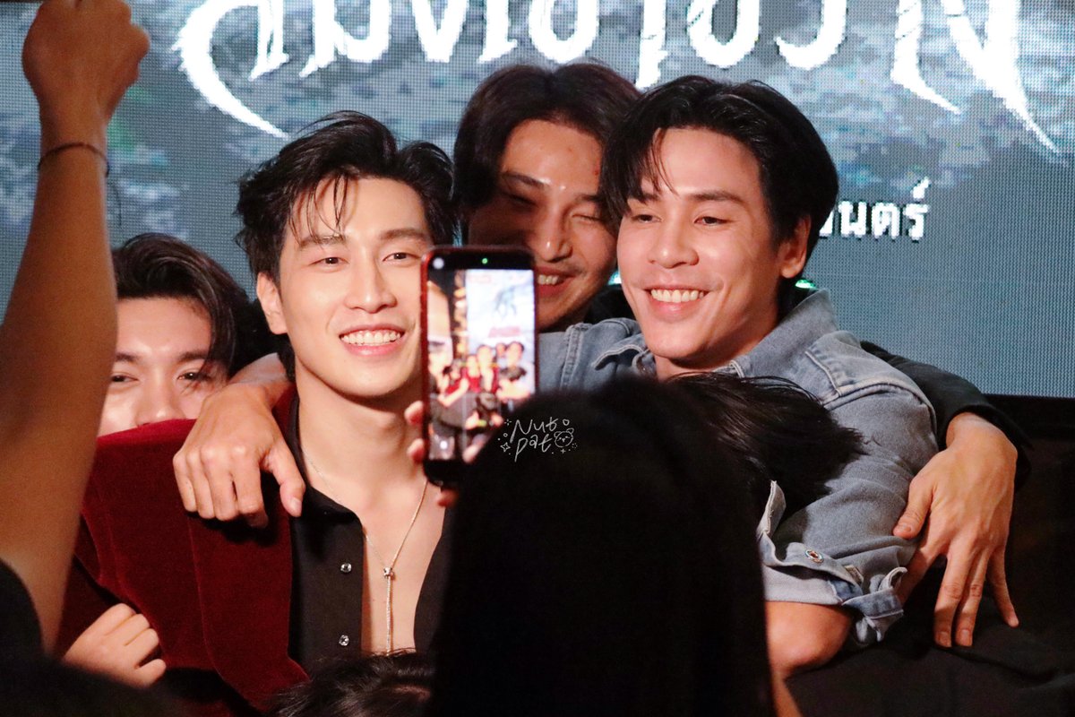 NUTPAT94's tweet photo. คือเค้ายืนถ่ายกันละเรียกพี่เจษเข้าเฟรม ฮีไม่ไปยืนข้างน้อง ละใครบอกกอดๆกันหน่อย หน้าโปหนุ่มวายมาก55555555 

/มีคนเขินหน้าแดงเลยดิ 😂🍅

#ธี่หยดสมิงเขาขวาง
#GALAธี่หยดสมิงเขาขวาง https://t.co/TA8dCeztnb