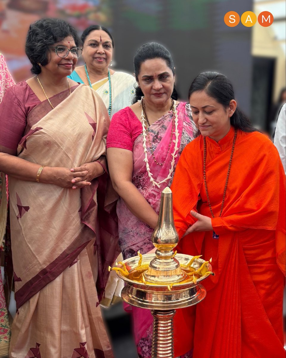SAMWorkshops's tweet photo. [1/2] Some conversations inform. Some conversations inspire. And some make you rethink what meaningful change can look like. ✨

Sadhvi Dr. Shivani Bharti Ji, Director of SAM, was invited to Nari Shakti 3.0, hosted by Mediways Health Foundation. https://t.co/LURYNMUwLD