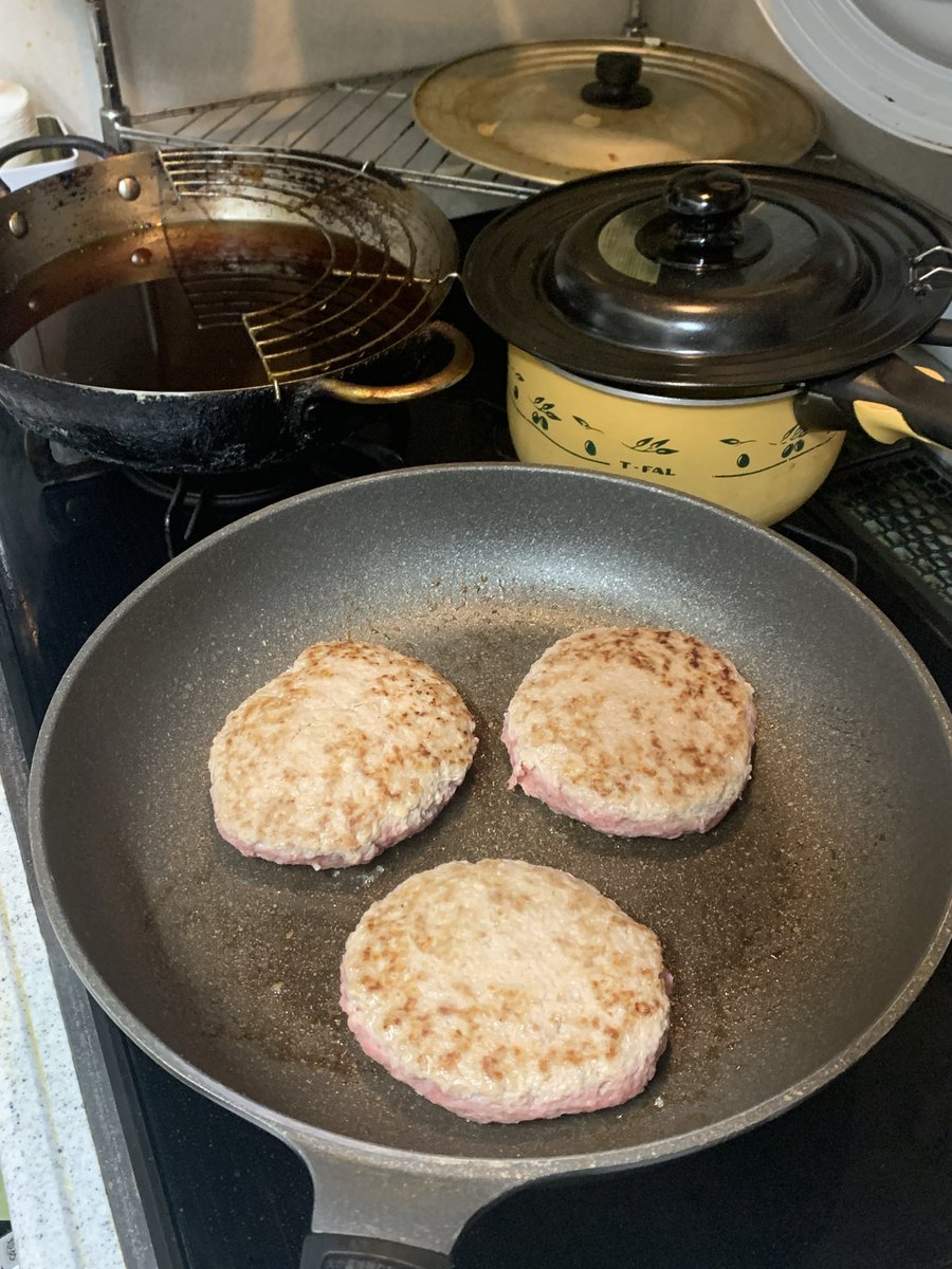 studiodoubt's tweet photo. 夕飯はハンバーグ。
おねいちゃんが外食なんで、3人前。 https://t.co/sqVbr9skEm