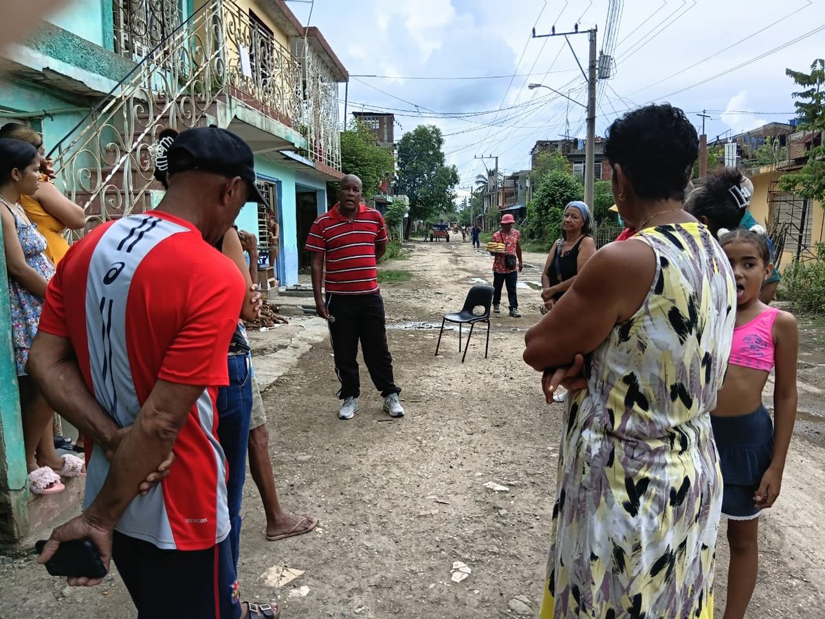 CEPGranma's tweet photo. Se desarrolló el Barrio Debate “Los CDR y el Sistema Electoral Cubano” en la Circunscripción 126, Zona 137, demarcación El Valle, en saludo al 66 aniversario de la creación de los Comités de Defensa de la Revolución.
#EleccionesEnCuba #JuntosPorLaDemocracia https://t.co/vN3eZLJ3T2