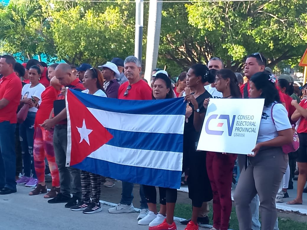 LuisGui06196604's tweet photo. 🌄 Desde la cuna de la nacionalidad cubana, saludamos la trayectoria de los #CDR. En #Granma, la historia y la participación popular marchan juntas por el presente y futuro de la Patria. 🇨🇺✊
#GranmaTierraDeHistoria #CENGranma #CDRdeCuba #Cuba https://t.co/wW9cCozN13