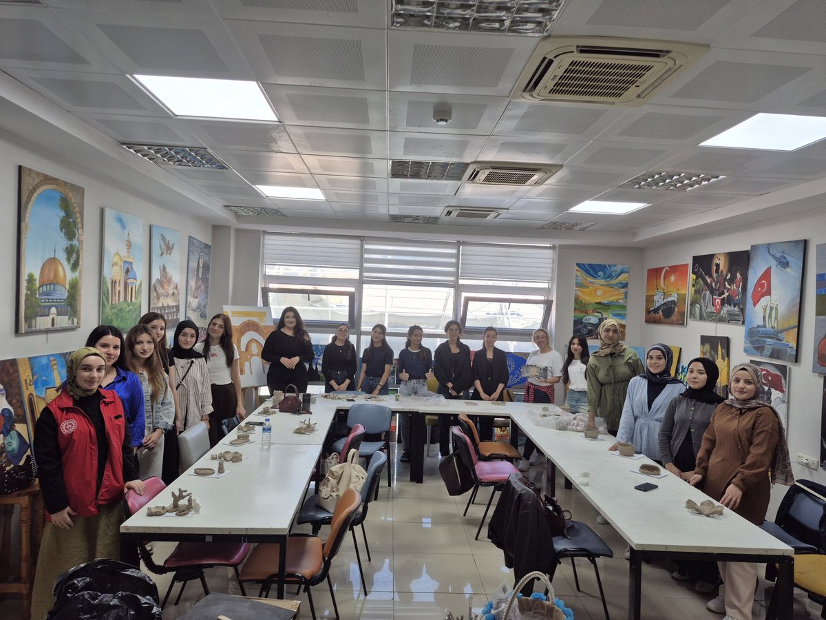 GSB_KilisGM's tweet photo. 🏺 Seramik Atölyemiz Kaldığı Yerden Devam Ediyor! 🎨

Gençlerimizle birlikte hayal gücümüzü şekillendirmeye, ellerimizle üretmeye devam ediyoruz. ✨

#KilisGençlikMerkezi #GSBGM 

@gencliksporbak @gsbgenclik @oa_bak https://t.co/Pjky20VLDD