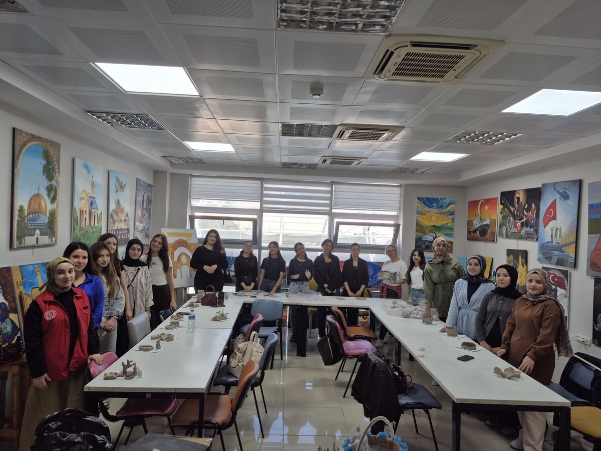 GSB_KilisGM's tweet photo. 🏺 Seramik Atölyemiz Kaldığı Yerden Devam Ediyor! 🎨

Gençlerimizle birlikte hayal gücümüzü şekillendirmeye, ellerimizle üretmeye devam ediyoruz. ✨

#KilisGençlikMerkezi #GSBGM 

@gencliksporbak @gsbgenclik @oa_bak https://t.co/Pjky20VLDD
