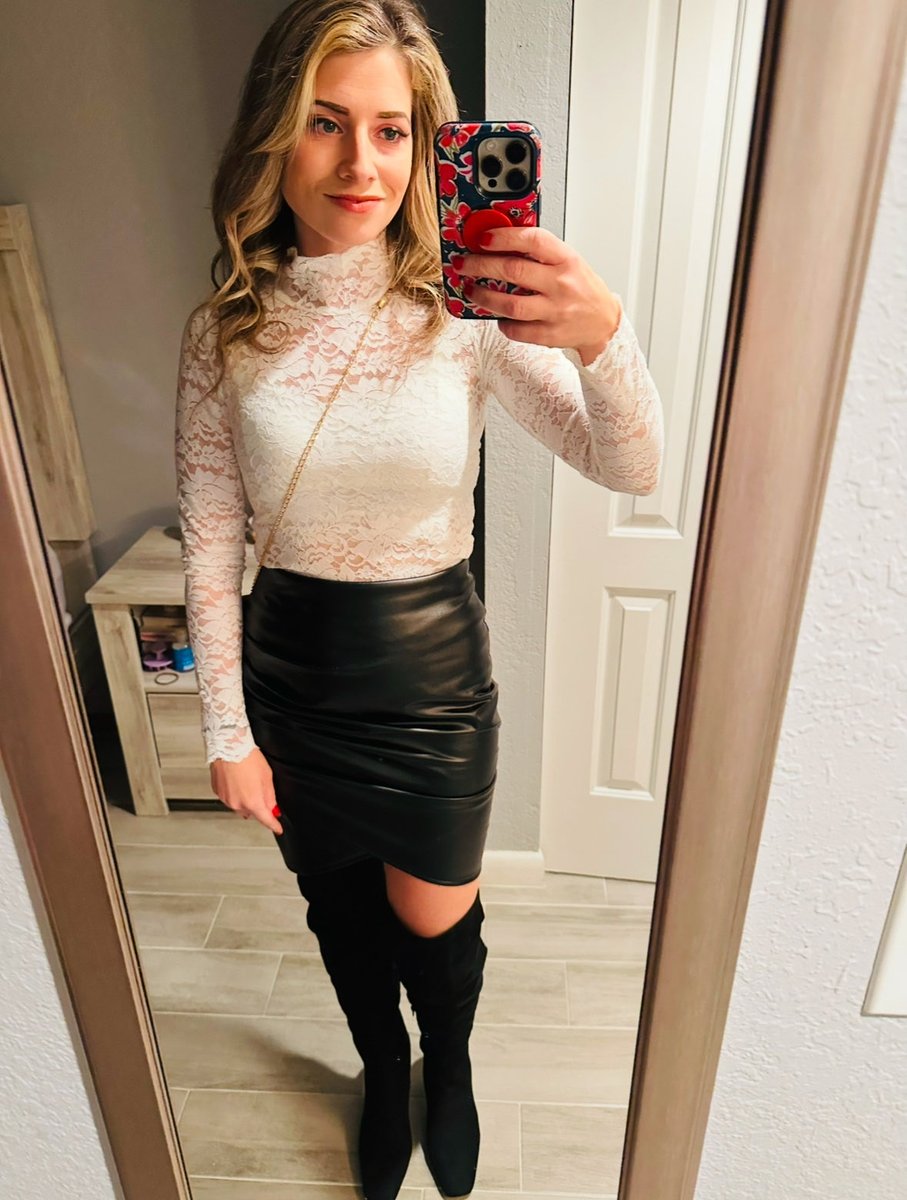 PresleyLRose's tweet photo. Hello Fall 🍁 outfit of the day #ootd #blonde #cute #style https://t.co/dDK5KKFzgg