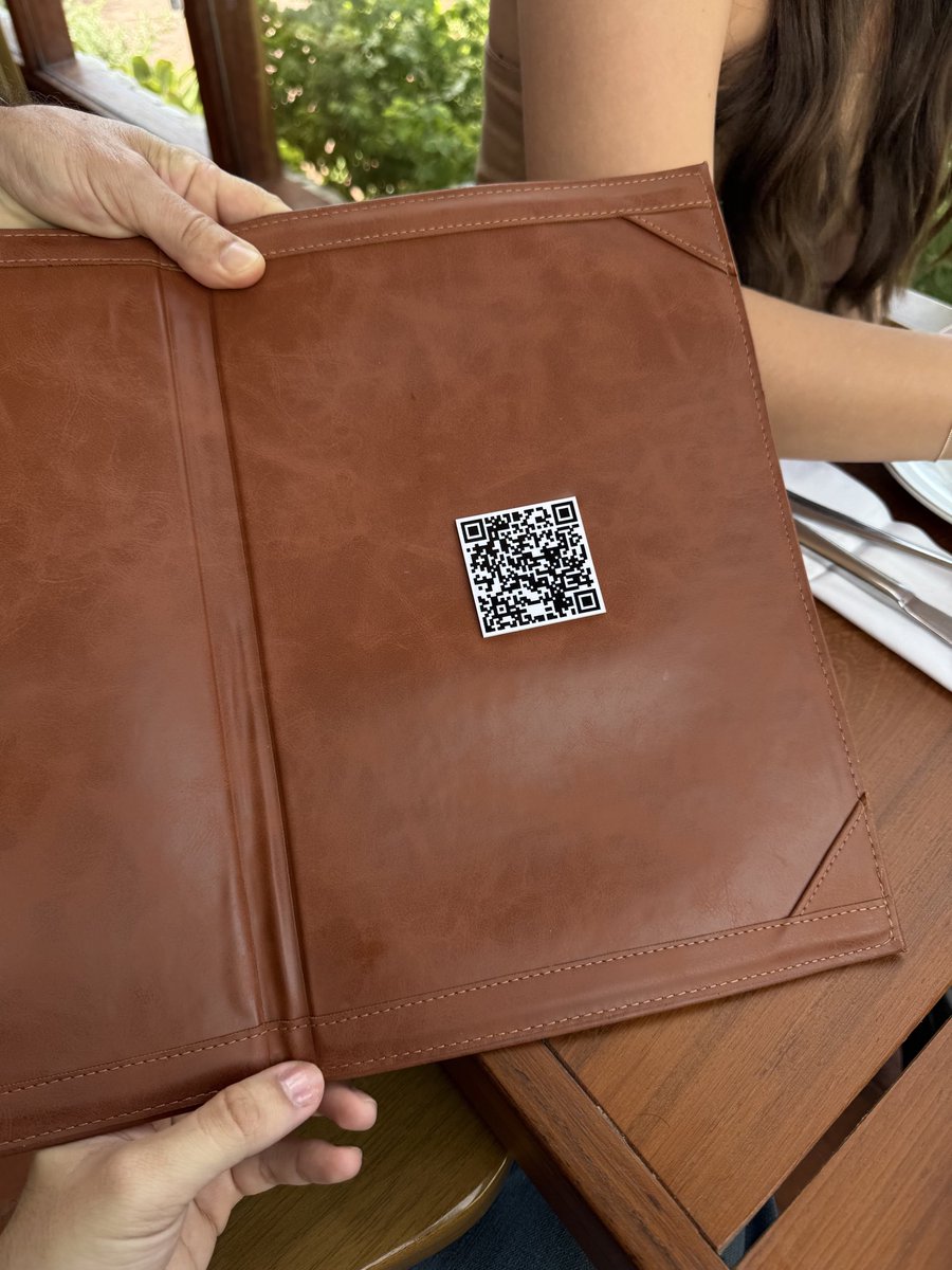 lucastowaz's tweet photo. só lembro de quando pedi o cardápio num restaurante e o cara abriu assim: https://t.co/E4mhpPBdnH