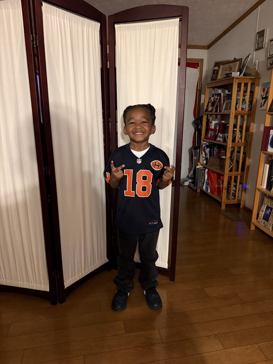 therealdnice24's tweet photo. It’s Gameday!! Let’s go bears!!#dabears @ChicagoBears @CALEBcsw https://t.co/QsJoMcRMti