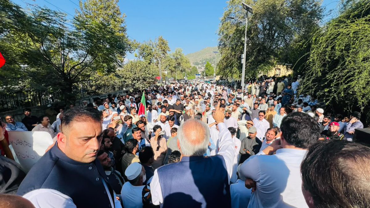 JunaidAkbarMNA's tweet photo. سوات میں ارکانِ اسمبلی اور کارکنوں کی مبینہ گرفتاریوں، گھروں پر چھاپوں اور ایم پی اے سلطان روم کے مبینہ اغوا کے خلاف احتجاج۔ https://t.co/seMgKyzc6g