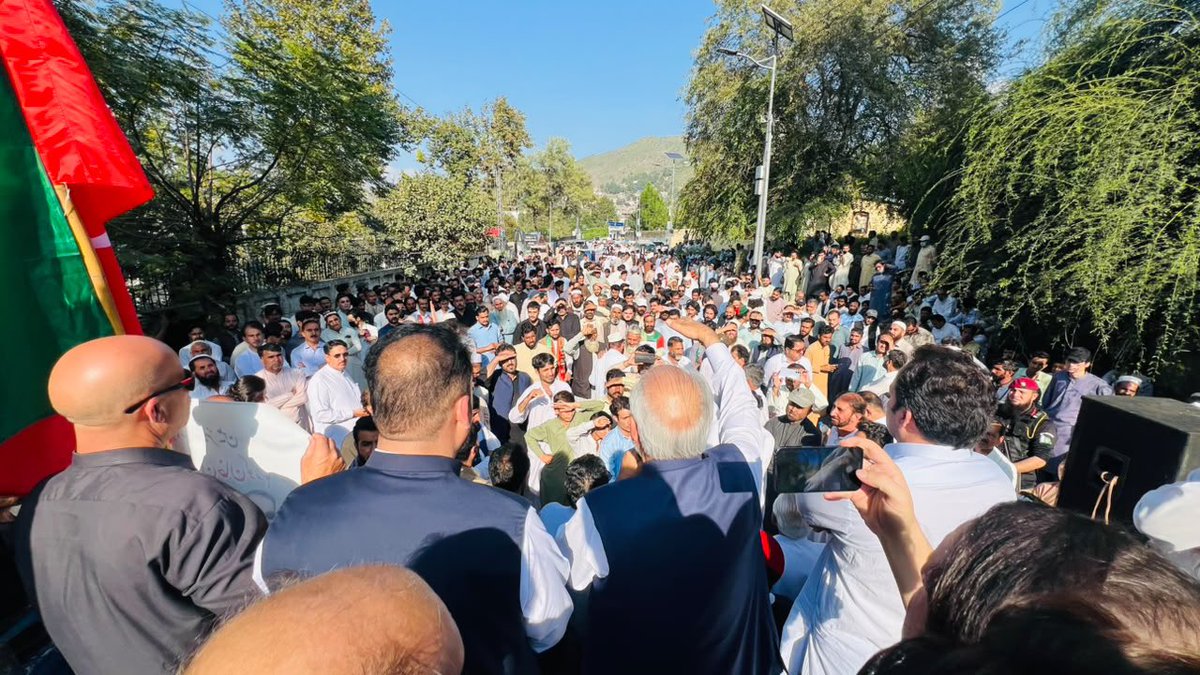 JunaidAkbarMNA's tweet photo. سوات میں ارکانِ اسمبلی اور کارکنوں کی مبینہ گرفتاریوں، گھروں پر چھاپوں اور ایم پی اے سلطان روم کے مبینہ اغوا کے خلاف احتجاج۔ https://t.co/seMgKyzc6g