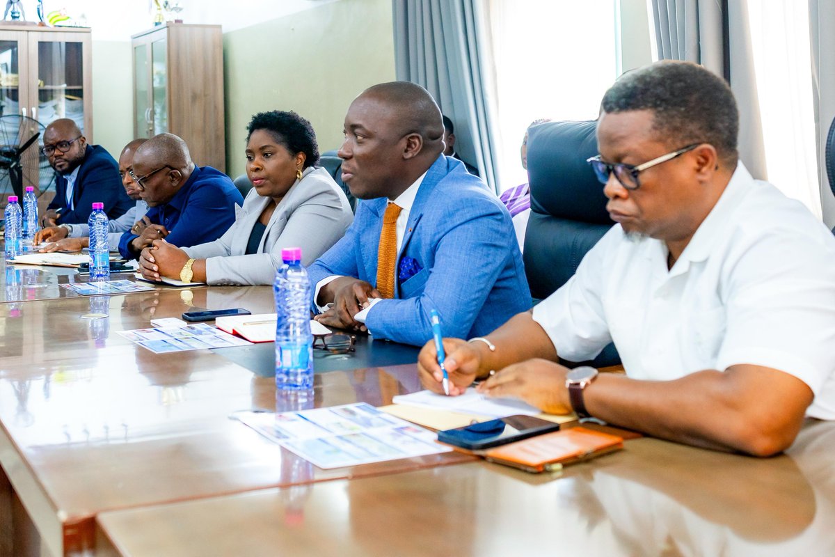 kmnatchaba's tweet photo. Agréables et utiles échanges entre l'équipe de @LomeAirport et la délégation de @KaraUniversite 

✅️ Partenariat 
✅️ Renforcement de capacités 
✅️ Insertion professionnelle 

Bravo au Professeur Houzou-Mouzou, Présidente fr cette belle institution qui s'affirme de plus en plus conformément à la vision de SEM le PC pour une éducation inclusive. 

#Togo