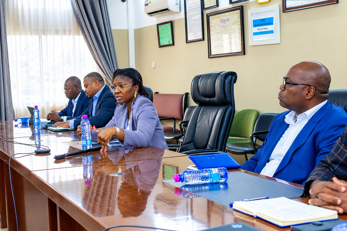 kmnatchaba's tweet photo. Agréables et utiles échanges entre l'équipe de @LomeAirport et la délégation de @KaraUniversite 

✅️ Partenariat 
✅️ Renforcement de capacités 
✅️ Insertion professionnelle 

Bravo au Professeur Houzou-Mouzou, Présidente fr cette belle institution qui s'affirme de plus en plus conformément à la vision de SEM le PC pour une éducation inclusive. 

#Togo