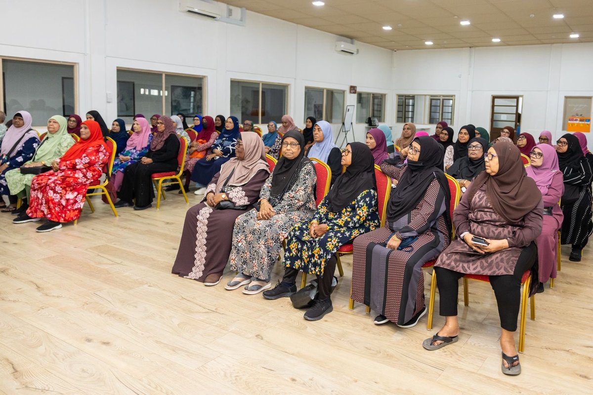 SFdevelopmentMV's tweet photo. މިނިސްޓްރީ އޮފް އިސްލާމިކް އެފެއާޒް އާއި އިސްރަށްވެހިންގެ ނާދީ ގުޅިގެން "އިސްލާމީ އުޞޫލުތަކުގެ އަލީގައި ގުޅުންތައް ދެމެހެއްޓުމާއި، ރަޙިމުގެ ގުޅުން ބަދަހިކުރުމުގެ މުހިންމުކަން" މި މަޢުޟޫޢަށް ޚާއްސަކޮށްގެން ދީނީ ދަރުސެއް ބާއްވައިފި.

@MoHmv 
@MVIaffairs https://t.co/AAyuO5pHqx