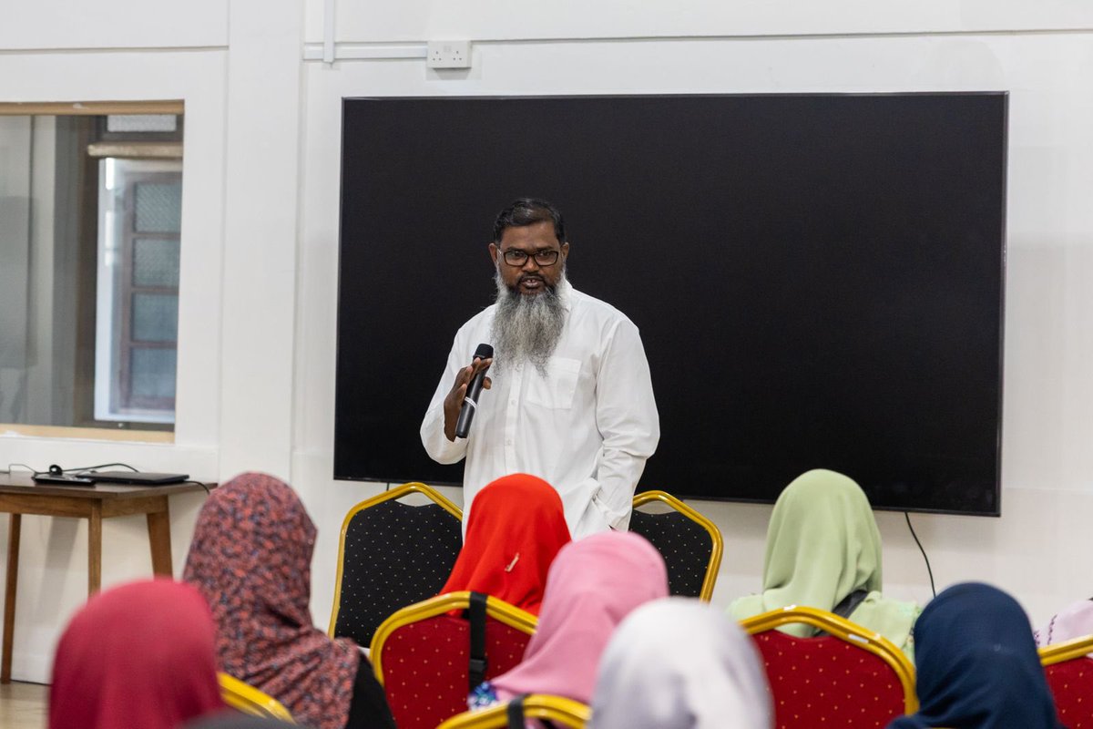 SFdevelopmentMV's tweet photo. މިނިސްޓްރީ އޮފް އިސްލާމިކް އެފެއާޒް އާއި އިސްރަށްވެހިންގެ ނާދީ ގުޅިގެން "އިސްލާމީ އުޞޫލުތަކުގެ އަލީގައި ގުޅުންތައް ދެމެހެއްޓުމާއި، ރަޙިމުގެ ގުޅުން ބަދަހިކުރުމުގެ މުހިންމުކަން" މި މަޢުޟޫޢަށް ޚާއްސަކޮށްގެން ދީނީ ދަރުސެއް ބާއްވައިފި.

@MoHmv 
@MVIaffairs https://t.co/AAyuO5pHqx