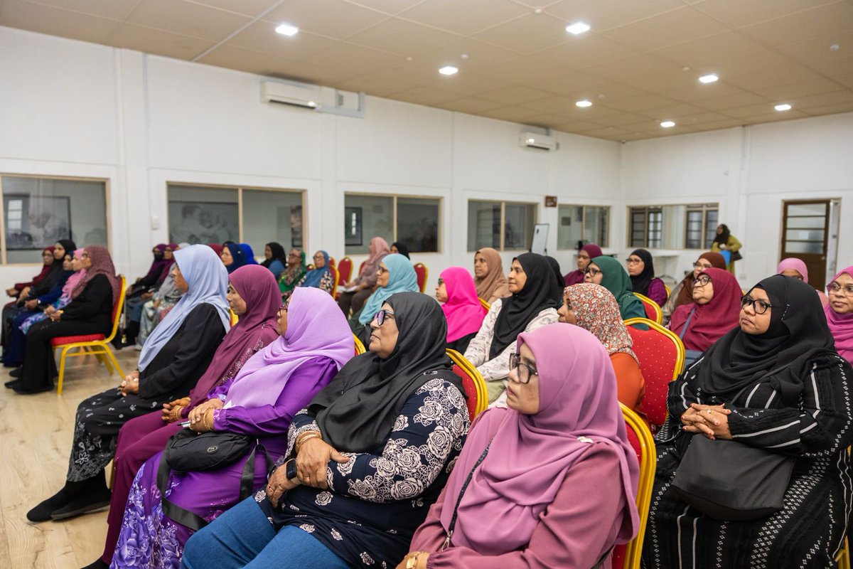 SFdevelopmentMV's tweet photo. މިނިސްޓްރީ އޮފް އިސްލާމިކް އެފެއާޒް އާއި އިސްރަށްވެހިންގެ ނާދީ ގުޅިގެން "އިސްލާމީ އުޞޫލުތަކުގެ އަލީގައި ގުޅުންތައް ދެމެހެއްޓުމާއި، ރަޙިމުގެ ގުޅުން ބަދަހިކުރުމުގެ މުހިންމުކަން" މި މަޢުޟޫޢަށް ޚާއްސަކޮށްގެން ދީނީ ދަރުސެއް ބާއްވައިފި.

@MoHmv 
@MVIaffairs https://t.co/AAyuO5pHqx