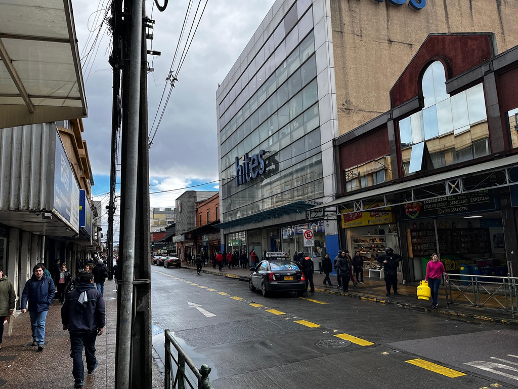 Temucodiario's tweet photo. #LaAraucanía | Cámara de comercio de La Araucanía destaca baja de la victimización en Temuco, pero advierte que más de la mitad de los locales sigue siendo víctima de delitos https://t.co/2gy8xNSRsi https://t.co/I6r7RNCTQP