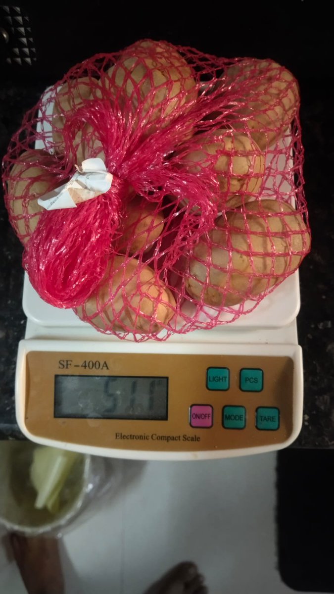 ANSHUL_JAI's tweet photo. @ZeptoNow @aadit_palicha 

Ordered 900gm to 1Kg potatoes from Zepto and got 511gms delivered. On providing all evidences and proofs twice, return, replacement &amp; refund request got dejected. Attaching proofs here for you - Is this legal trade pratice by ZEPTO?
pl help &amp; refund https://t.co/TBT4RmNnQz