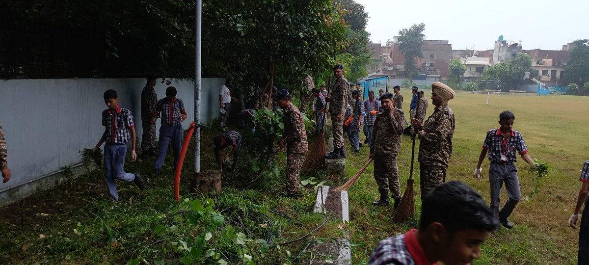 51Crpf's tweet photo. A/51 Bn @crpfindia joined hands on 28/09/26 for a cleaner tomorrow with PM SHRI KV school, Sec-29, Chd to lead a vibrant cleanup drive
@ignwscrpf
@HMOIndia @PIBHomeAffairs @PMOIndia @SwachhBharatGov @SwachhBharat @MoHUA_India @MoJSDDWS
#SHS2026 #SwachhataHiSeva2026 #Swachhotsav https://t.co/J0q4vnap7H