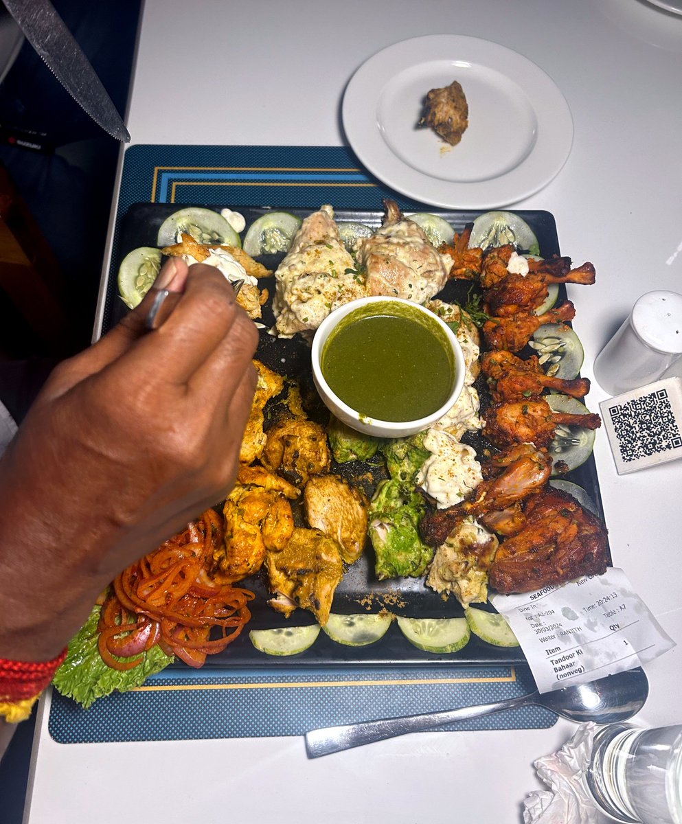AbhijitB95's tweet photo. It's Dinner Time 🤤 #Tandoor #Kabab #Chicken https://t.co/TvK6KDLMZT