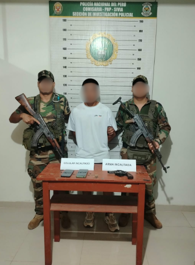 FPVRAEMOFICIAL's tweet photo. 🚨🇵🇪 ¡UN ARMA MENOS EN LAS CALLES DEL VRAEM! La PNP Sivia y DINOES detuvieron a un joven de 18 años e incautaron un revólver, dos celulares y una motocicleta durante el operativo “ALTO IMPACTO 2026”. #PNP #VRAEM #Sivia https://t.co/tkKG6qT5Ie