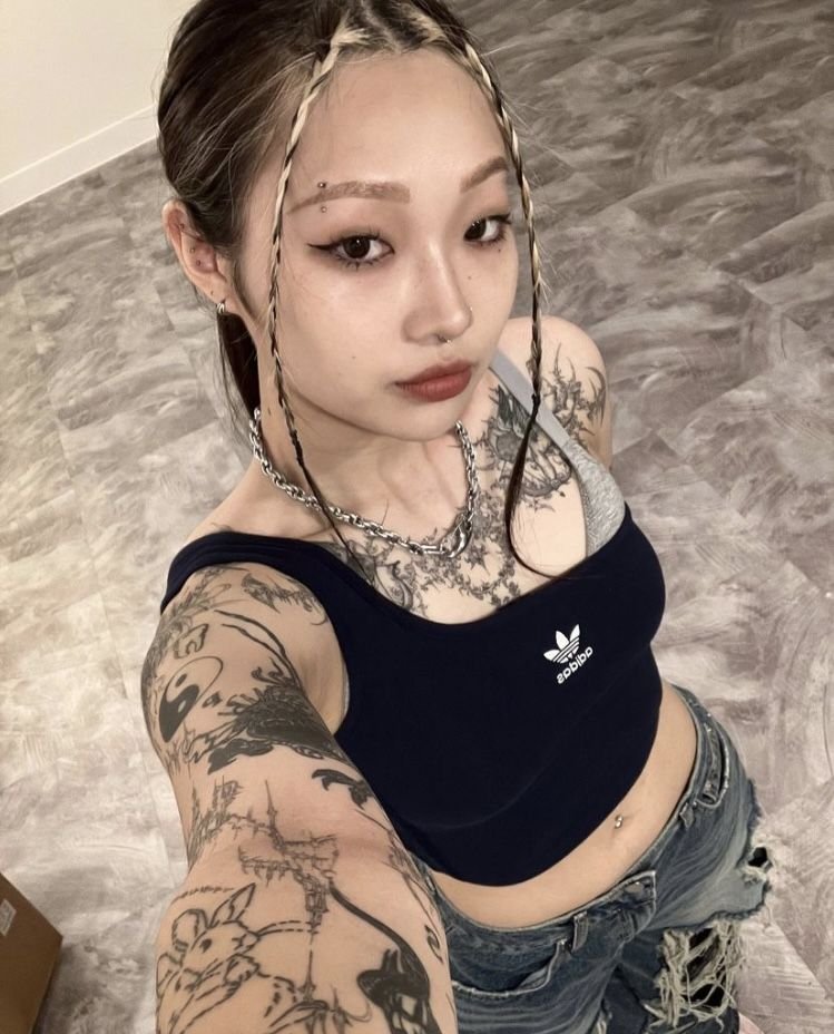 thatguitargurl's tweet photo. 𝒞onheça-me.

— 𝒩ome: Riley Park.
— 𝒩ome artístico: Riley Thunder.
— 𝒜ltura: 1,73 m.
— ℐdade: 24 anos.
— 𝒮igno: Capricórnio.
— ℰstado civil: Solteira.
— 𝒪cupação: Guitarrista.
— ℰstação favorita: Inverno.
— 𝒞or favorita: Cinza. https://t.co/GNGMQsoZoE