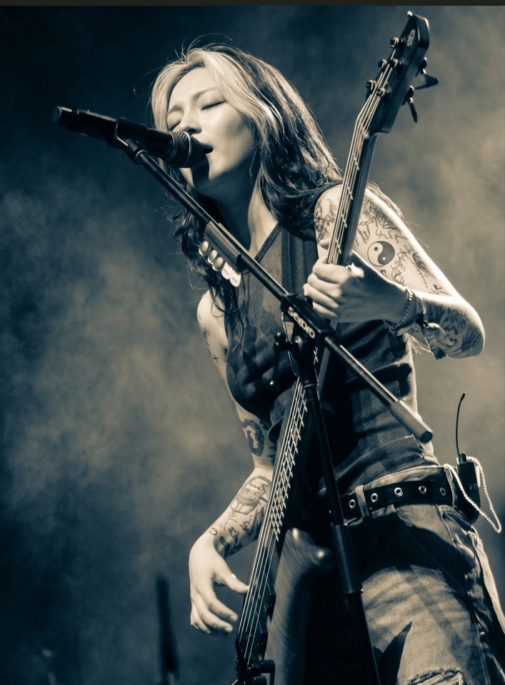 thatguitargurl's tweet photo. 𝒞onheça-me.

— 𝒩ome: Riley Park.
— 𝒩ome artístico: Riley Thunder.
— 𝒜ltura: 1,73 m.
— ℐdade: 24 anos.
— 𝒮igno: Capricórnio.
— ℰstado civil: Solteira.
— 𝒪cupação: Guitarrista.
— ℰstação favorita: Inverno.
— 𝒞or favorita: Cinza. https://t.co/GNGMQsoZoE