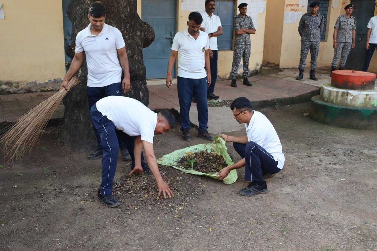 CrpfVs244bn's tweet photo. Continuing the #SHS !
On 27/09/2026, 244 VS Bn organized a special cleanliness drive at the Gram Panchayat Office, Panihar, promoting hygiene and community responsibility for a cleaner nation.
@swachhbharat
@SwachhBharatGov @MoHUA_India @MoJSDDWS @MPSECTORCRPF @VS_WingCRPF https://t.co/h1jfAlOvt5