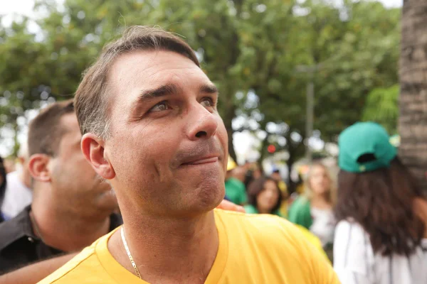 BlogdoNoblat's tweet photo. Flávio pensa no Brasil ou em fugir da PF? Uma dica: Se Flávio Bolsonaro for eleito, investigações do caso Master contra ele serão suspensas. Constituição determina que o presidente da República não pode ser responsabilizado por atos estranhos ao mandato (jota) https://t.co/7R1gFB7BpA