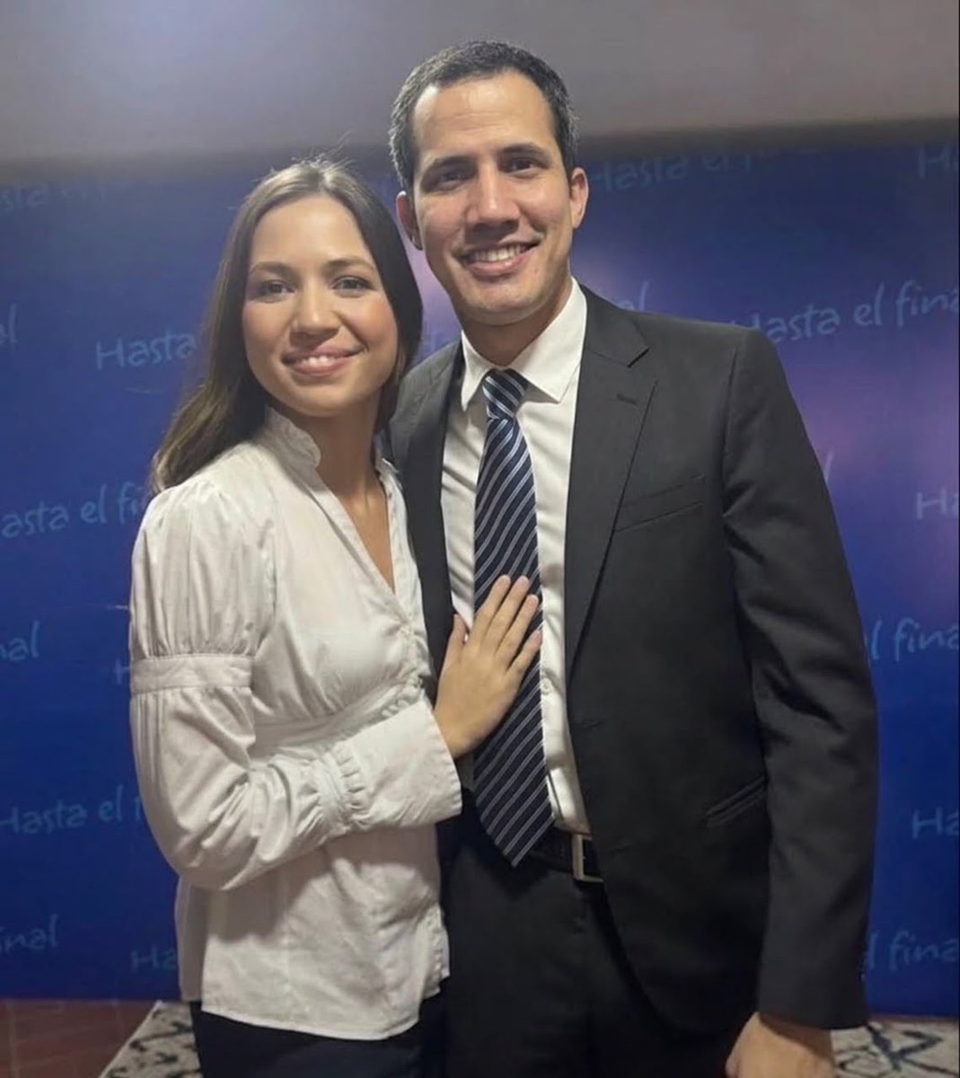 niTanTukky's tweet photo. Claudía Macero y Juan Guaidó... Qué cagada, todos los políticos son iguales https://t.co/y840apd1Uc
