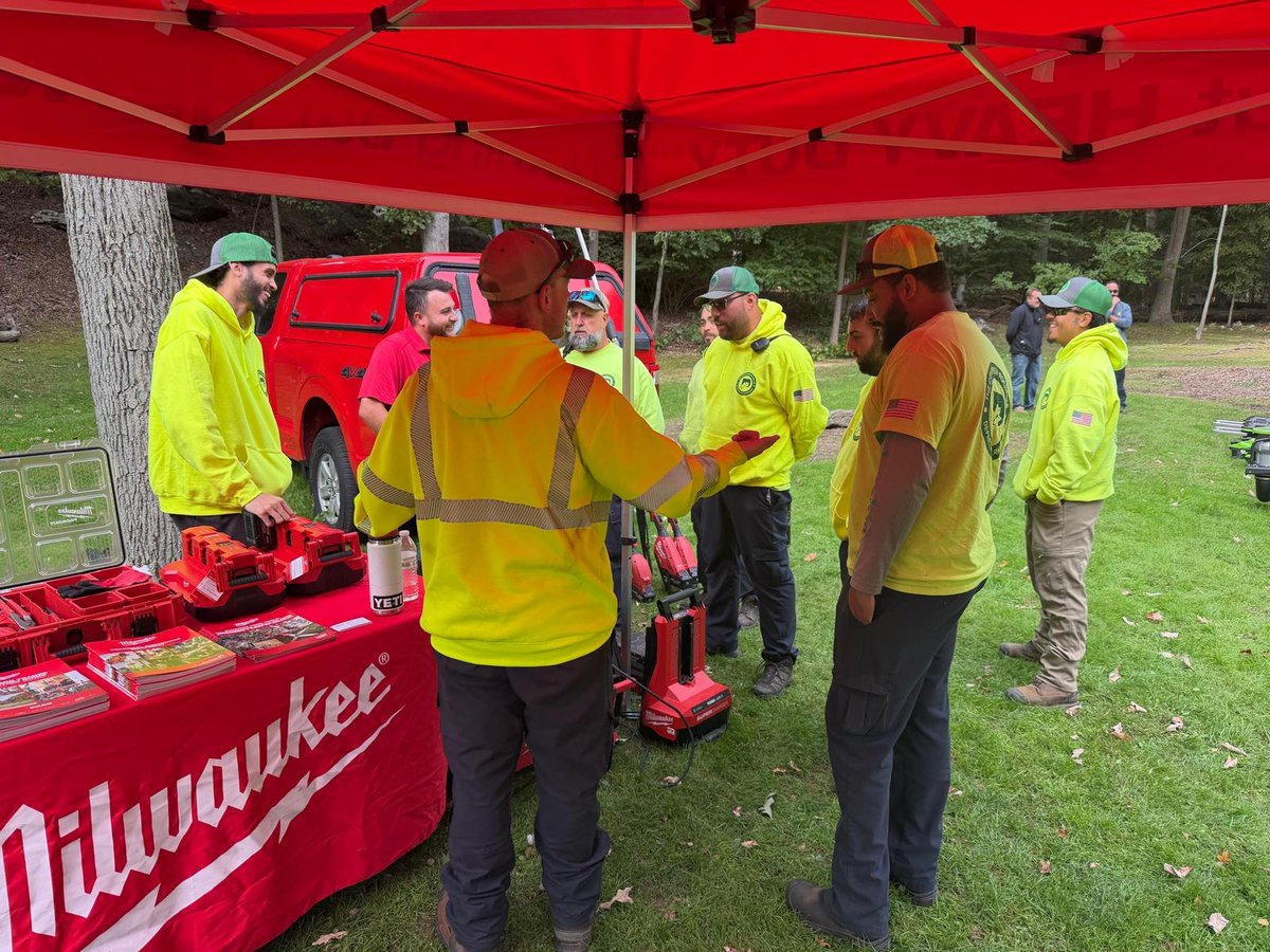 agzainfo's tweet photo. Powering progress together! ⚡
Thank you @HusqvarnaUSA , @greenworkstools , and @MilwaukeeTool for supporting AGZA’s municipal workshops and Green Zone Certification training—and advancing practical battery-electric solutions.
#AGZA #GreenZone #BatteryElectric https://t.co/HbNw8qg9M2