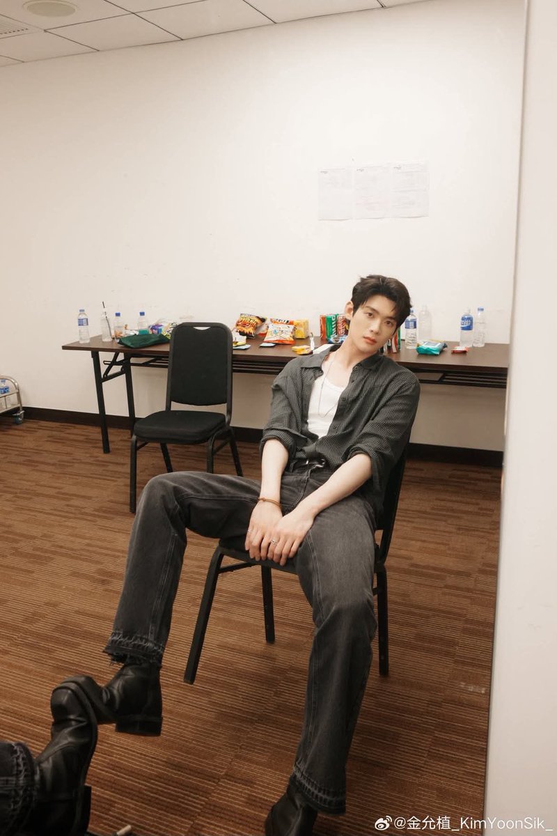 maingoo1411's tweet photo. “ Em ấy có xuất hiện thêm trên tạp chí? Em ấy có thêm vai diễn trong phim mới không?
Tất cả đều đón chờ ở 1 tương lai không xa và giờ đây hơn ai hết, trước hàng triệu khán giả em ấy vẫn là 1 chàng trai thiện lành, và yêu thương động vật, yêu thương các fan của em ấy🩵🍀🩵”

WE STAND WITH KIM YOON SIK 

#KimYoonSik #kimyoonsikshines