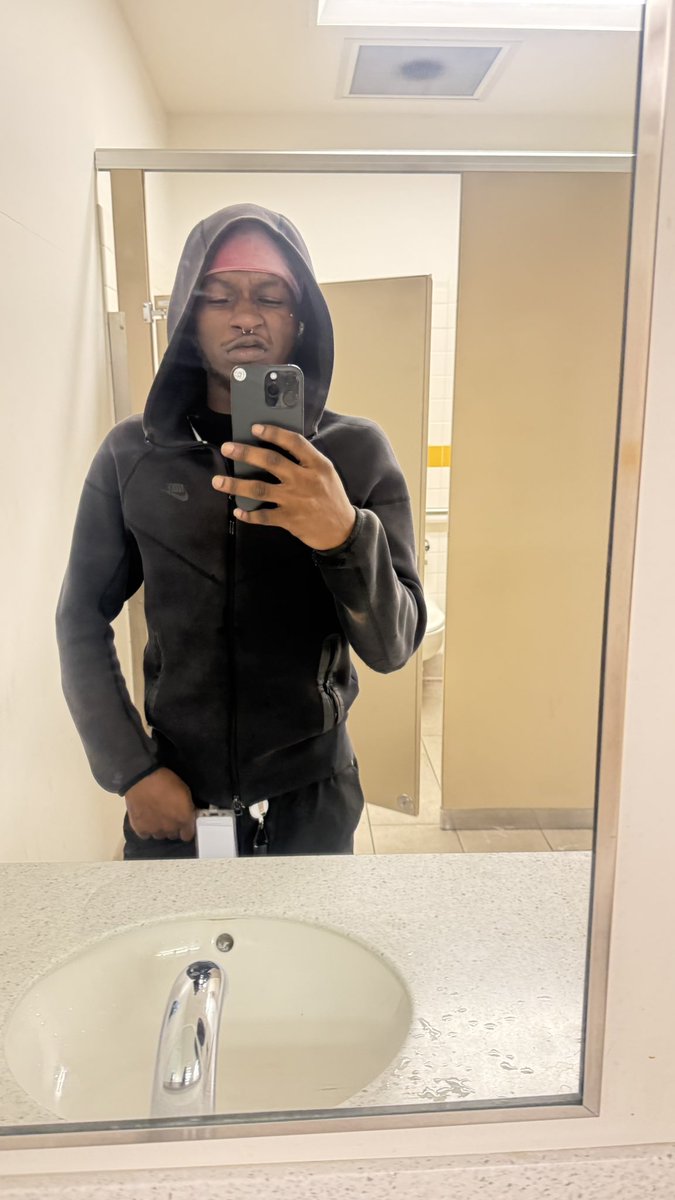 RodTheedonn's tweet photo. i’m off tdy n don’t know what to do https://t.co/ebEDbNSGSK