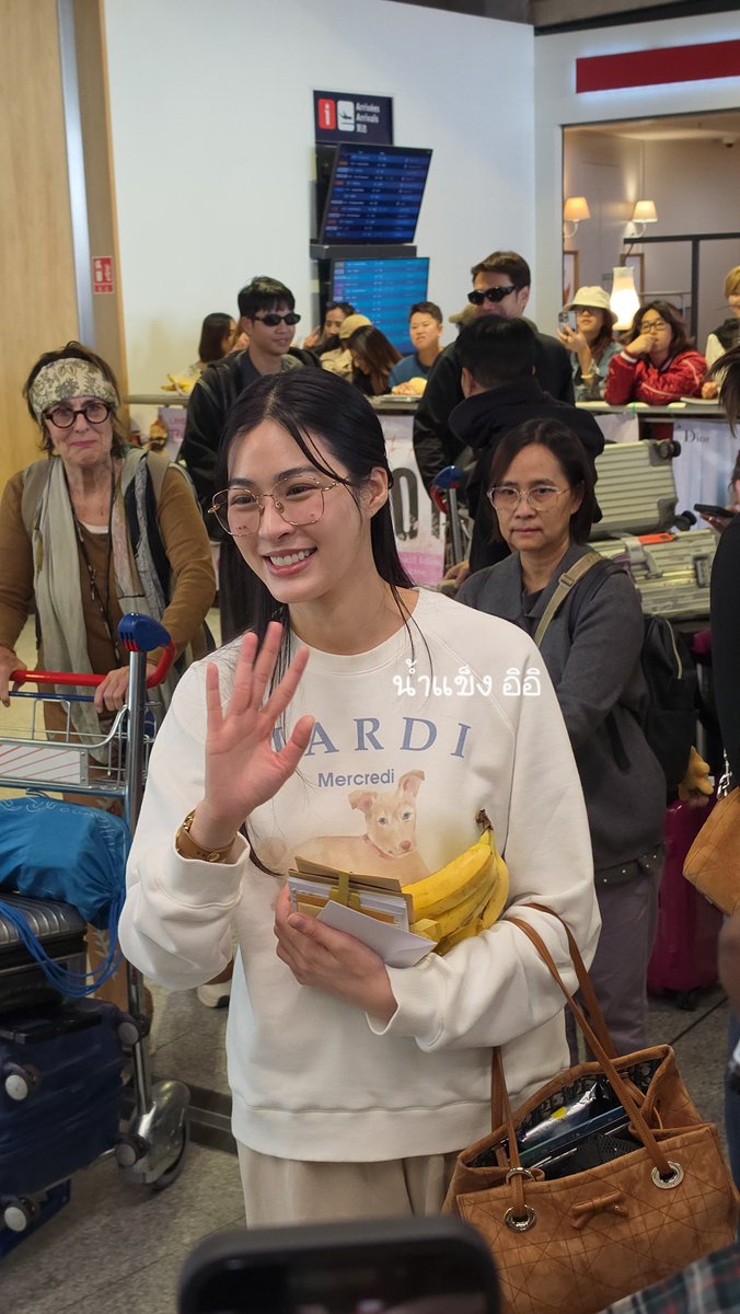 anaprilperson's tweet photo. เอ้า ลืมอันนี้ 🤣

LINGORM FLY TO DIOR PFW
#LingOrmDiorAirportLook
#LinglingKwong #OrmKornnaphat
#LingOrm #Dior #DiorSummer27 #PFW https://t.co/GFS4dL9E3L