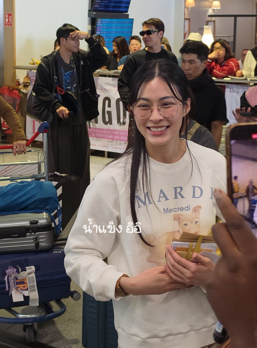 anaprilperson's tweet photo. เอ้า ลืมอันนี้ 🤣

LINGORM FLY TO DIOR PFW
#LingOrmDiorAirportLook
#LinglingKwong #OrmKornnaphat
#LingOrm #Dior #DiorSummer27 #PFW https://t.co/GFS4dL9E3L