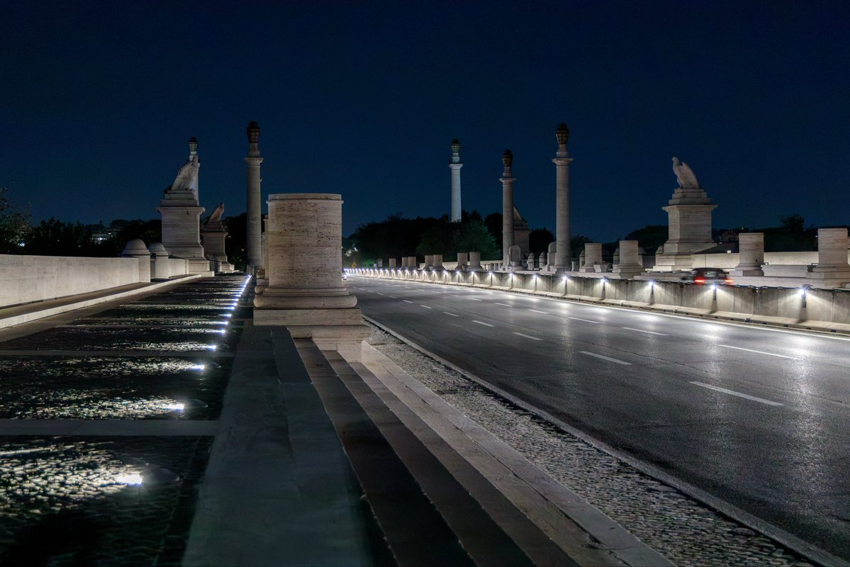 AceaGruppo's tweet photo. Una nuova luce valorizza l'architettura di Ponte Flaminio. Insieme a Roma Capitale abbiamo inaugurato il nuovo impianto di illuminazione, un intervento realizzato da Areti che coniuga efficienza energetica, sicurezza urbana e massima tutela del patrimonio storico.

Il progetto conta 222 apparecchi illuminanti a bassissimo consumo per una potenza complessiva di appena 2,7 kW, progettati per integrarsi con la massima discrezione nella struttura monumentale. Parallelamente prosegue il restauro e l'adeguamento a LED delle otto storiche lanterne monumentali.

All'inaugurazione sono intervenuti il Sindaco Roberto Gualtieri, l’Assessora ai Lavori Pubblici Ornella Segnalini, il nostro Amministratore Delegato Fabrizio Palermo e l’Amministratore Delegato di Areti Raffaele De Marco. 

“Questo risultato conferma il valore delle competenze che Acea mette ogni giorno al servizio della città e la capacità di lavorare al fianco delle istituzioni per realizzare interventi concreti e significativi per Roma. Ringrazio il Sindaco Gualtieri e tutte le persone che hanno contribuito alla sua realizzazione” ha dichiarato Fabrizio Palermo.

#Acea #Areti #IlluminazionePubblica @Roma @gualtierieurope