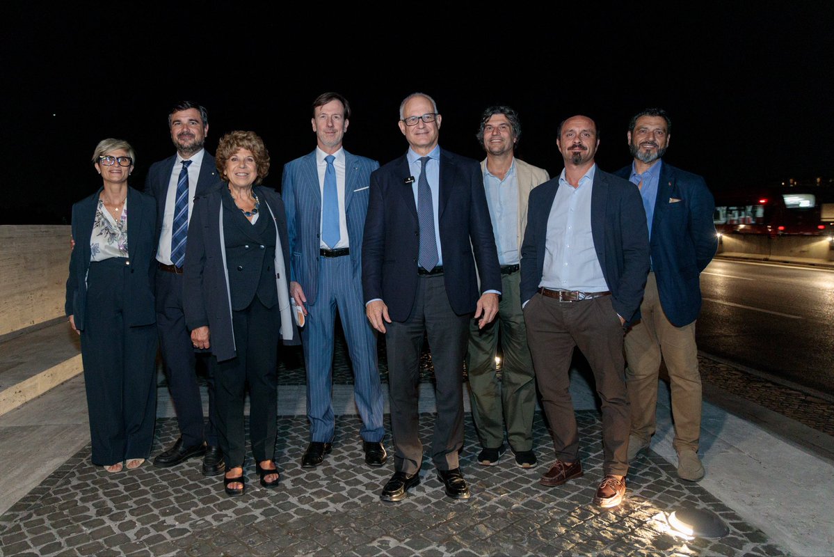 AceaGruppo's tweet photo. Una nuova luce valorizza l'architettura di Ponte Flaminio. Insieme a Roma Capitale abbiamo inaugurato il nuovo impianto di illuminazione, un intervento realizzato da Areti che coniuga efficienza energetica, sicurezza urbana e massima tutela del patrimonio storico.

Il progetto conta 222 apparecchi illuminanti a bassissimo consumo per una potenza complessiva di appena 2,7 kW, progettati per integrarsi con la massima discrezione nella struttura monumentale. Parallelamente prosegue il restauro e l'adeguamento a LED delle otto storiche lanterne monumentali.

All'inaugurazione sono intervenuti il Sindaco Roberto Gualtieri, l’Assessora ai Lavori Pubblici Ornella Segnalini, il nostro Amministratore Delegato Fabrizio Palermo e l’Amministratore Delegato di Areti Raffaele De Marco. 

“Questo risultato conferma il valore delle competenze che Acea mette ogni giorno al servizio della città e la capacità di lavorare al fianco delle istituzioni per realizzare interventi concreti e significativi per Roma. Ringrazio il Sindaco Gualtieri e tutte le persone che hanno contribuito alla sua realizzazione” ha dichiarato Fabrizio Palermo.

#Acea #Areti #IlluminazionePubblica @Roma @gualtierieurope