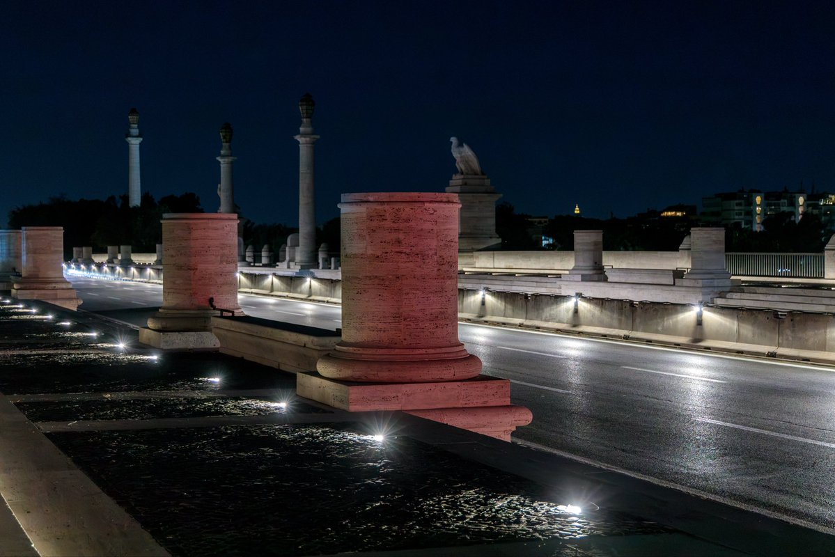 AceaGruppo's tweet photo. Una nuova luce valorizza l'architettura di Ponte Flaminio. Insieme a Roma Capitale abbiamo inaugurato il nuovo impianto di illuminazione, un intervento realizzato da Areti che coniuga efficienza energetica, sicurezza urbana e massima tutela del patrimonio storico.

Il progetto conta 222 apparecchi illuminanti a bassissimo consumo per una potenza complessiva di appena 2,7 kW, progettati per integrarsi con la massima discrezione nella struttura monumentale. Parallelamente prosegue il restauro e l'adeguamento a LED delle otto storiche lanterne monumentali.

All'inaugurazione sono intervenuti il Sindaco Roberto Gualtieri, l’Assessora ai Lavori Pubblici Ornella Segnalini, il nostro Amministratore Delegato Fabrizio Palermo e l’Amministratore Delegato di Areti Raffaele De Marco. 

“Questo risultato conferma il valore delle competenze che Acea mette ogni giorno al servizio della città e la capacità di lavorare al fianco delle istituzioni per realizzare interventi concreti e significativi per Roma. Ringrazio il Sindaco Gualtieri e tutte le persone che hanno contribuito alla sua realizzazione” ha dichiarato Fabrizio Palermo.

#Acea #Areti #IlluminazionePubblica @Roma @gualtierieurope