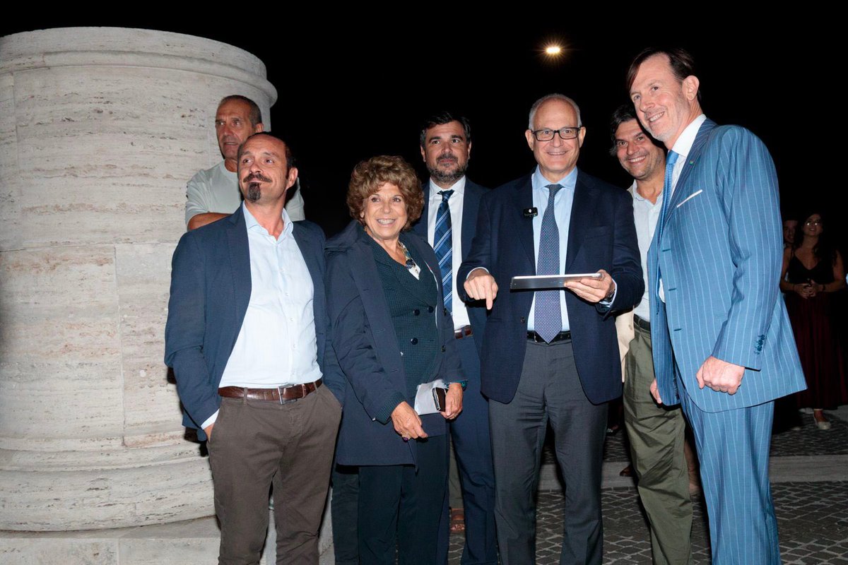 AceaGruppo's tweet photo. Una nuova luce valorizza l'architettura di Ponte Flaminio. Insieme a Roma Capitale abbiamo inaugurato il nuovo impianto di illuminazione, un intervento realizzato da Areti che coniuga efficienza energetica, sicurezza urbana e massima tutela del patrimonio storico.

Il progetto conta 222 apparecchi illuminanti a bassissimo consumo per una potenza complessiva di appena 2,7 kW, progettati per integrarsi con la massima discrezione nella struttura monumentale. Parallelamente prosegue il restauro e l'adeguamento a LED delle otto storiche lanterne monumentali.

All'inaugurazione sono intervenuti il Sindaco Roberto Gualtieri, l’Assessora ai Lavori Pubblici Ornella Segnalini, il nostro Amministratore Delegato Fabrizio Palermo e l’Amministratore Delegato di Areti Raffaele De Marco. 

“Questo risultato conferma il valore delle competenze che Acea mette ogni giorno al servizio della città e la capacità di lavorare al fianco delle istituzioni per realizzare interventi concreti e significativi per Roma. Ringrazio il Sindaco Gualtieri e tutte le persone che hanno contribuito alla sua realizzazione” ha dichiarato Fabrizio Palermo.

#Acea #Areti #IlluminazionePubblica @Roma @gualtierieurope