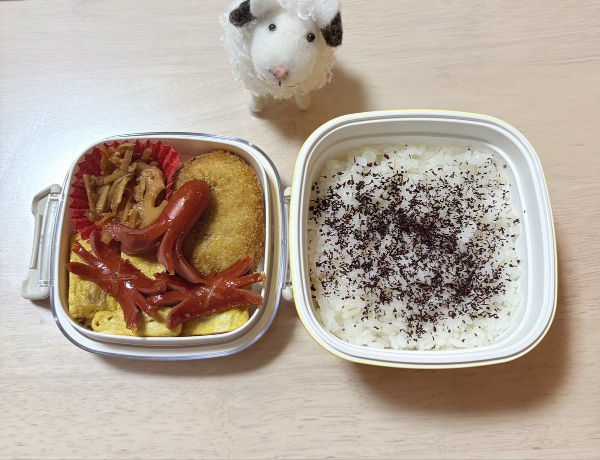 Switch_gooonone's tweet photo. 久々 #旦那弁当

🐙ウィンナー
🥔コロッケ
🥕きんぴらレンコン
🥚卵焼き
🍚ゆかりご飯

最近作ってるのにあげ忘れちゃうぅぅ🥹
明日も元気に行ってらっしゃい🏃‍♂️
 #ぐぅの音 https://t.co/1kp4G4F4Dd