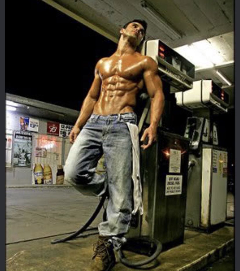 PerdomoRos8386's tweet photo. Dicen que para triunfar en Tinder, ya no vale poner fotos con  perros, ahora hay que sacarse fotos haciéndose pasar como que trabajas en una gasolinera. https://t.co/KiILLdEhGa
