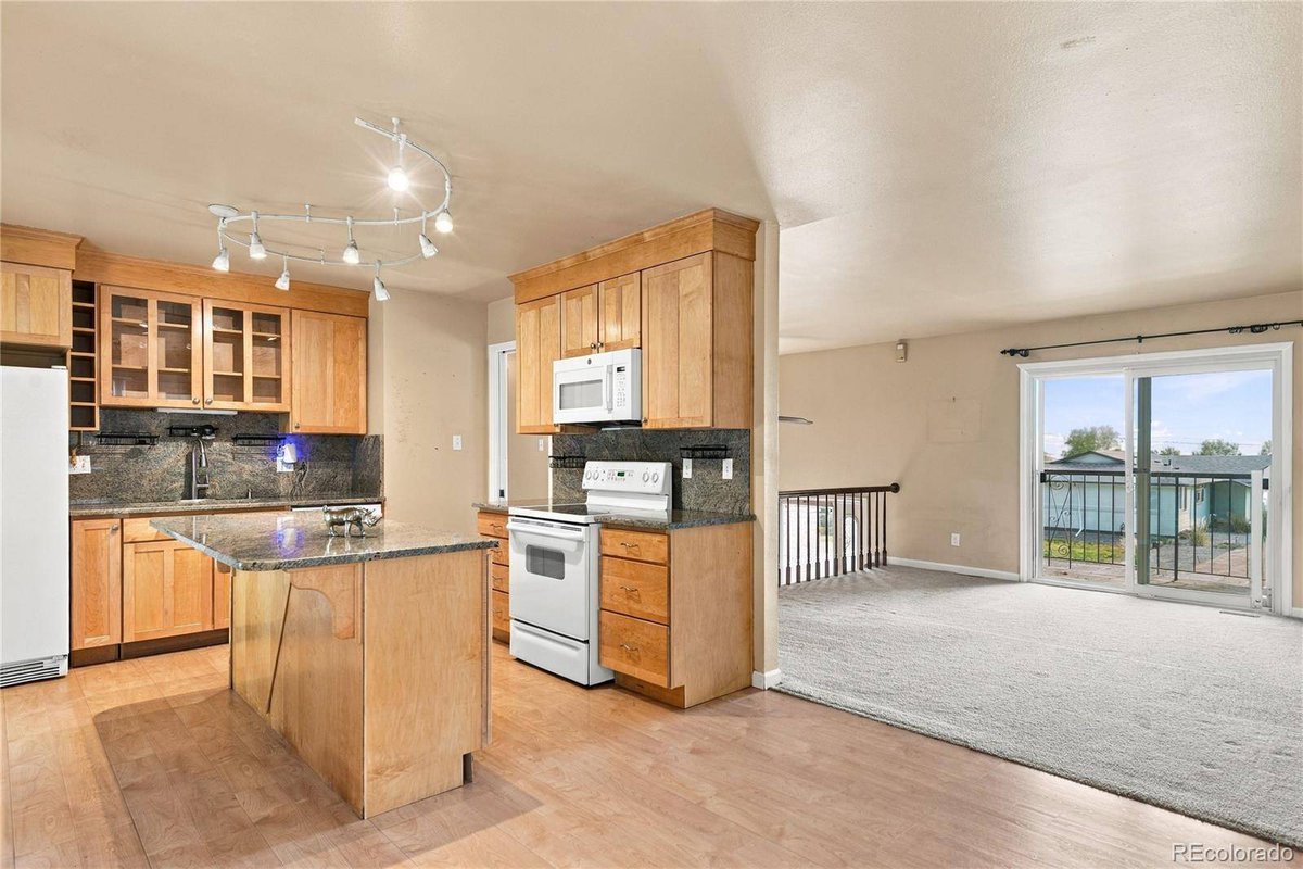 RhinoRealtyPros's tweet photo. #LakewoodCO Green Mountain fixer-upper bi-level for $575k! 1,772 sq ft 4BR/3BA w/ granite counters, brick fireplace, 2-car garage &amp; 0.22-acre yard w/ no HOA. Sold as-is! Call Rick Cavallaro  at 303-641-1632 or Rick@RhinoRealtyPros.com

https://t.co/RxNmxApsPk https://t.co/QYWdru058a