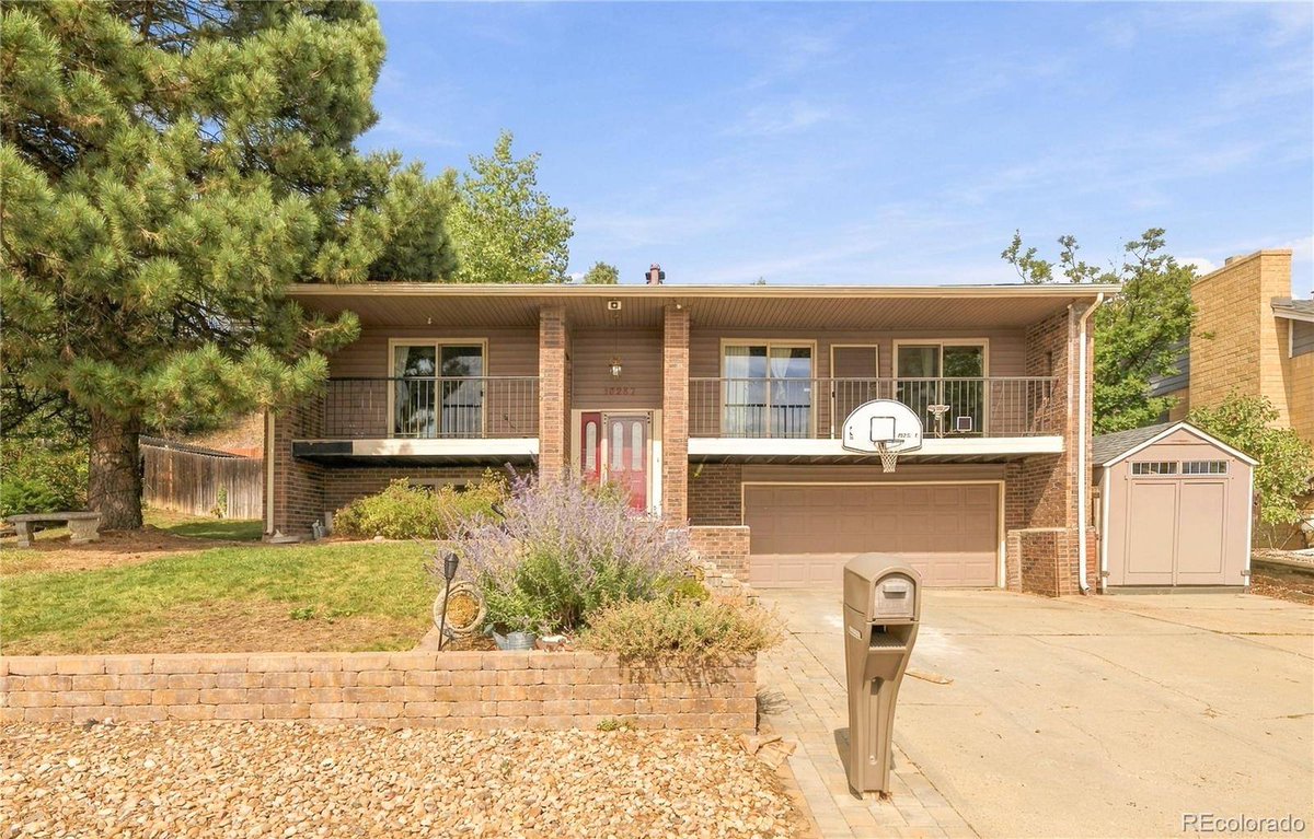 RhinoRealtyPros's tweet photo. #LakewoodCO Green Mountain fixer-upper bi-level for $575k! 1,772 sq ft 4BR/3BA w/ granite counters, brick fireplace, 2-car garage &amp; 0.22-acre yard w/ no HOA. Sold as-is! Call Rick Cavallaro  at 303-641-1632 or Rick@RhinoRealtyPros.com

https://t.co/RxNmxApsPk https://t.co/QYWdru058a