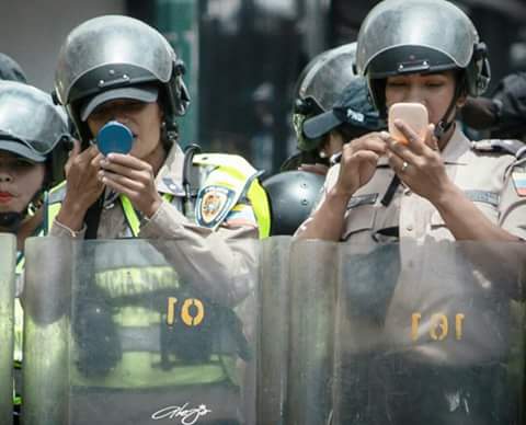 bestialoculapsu's tweet photo. Otro momento histórico dentro de esta hermosa línea de tiempo llamada #Venezueland 🇻🇪🚔💄💄💄💋😘 https://t.co/nPpzr1cHUd