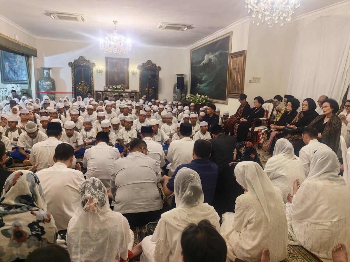 GunRomli's tweet photo. Tahlilan malam ke-3 alm H. Mohammad Guruh Irianto Soekarnoputra dihadiri Ibu Megawati Soekarnoputri https://t.co/KWiEX7xikv